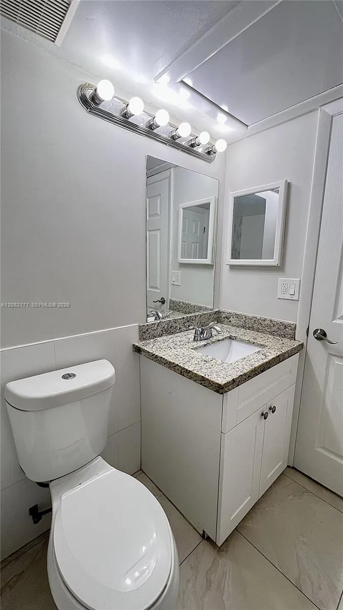 2890 Oakland Forest Dr #204 Oakland Park, FL 33309