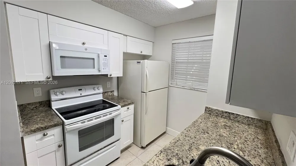 2890 Oakland Forest Dr #204 Oakland Park, FL 33309