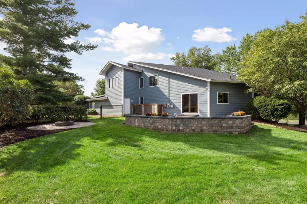1728 Trail Road Mendota Heights, MN 55118