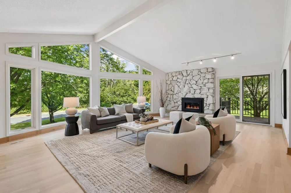 1728 Trail Road Mendota Heights, MN 55118