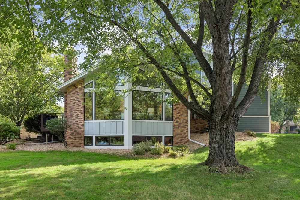 1728 Trail Road Mendota Heights, MN 55118