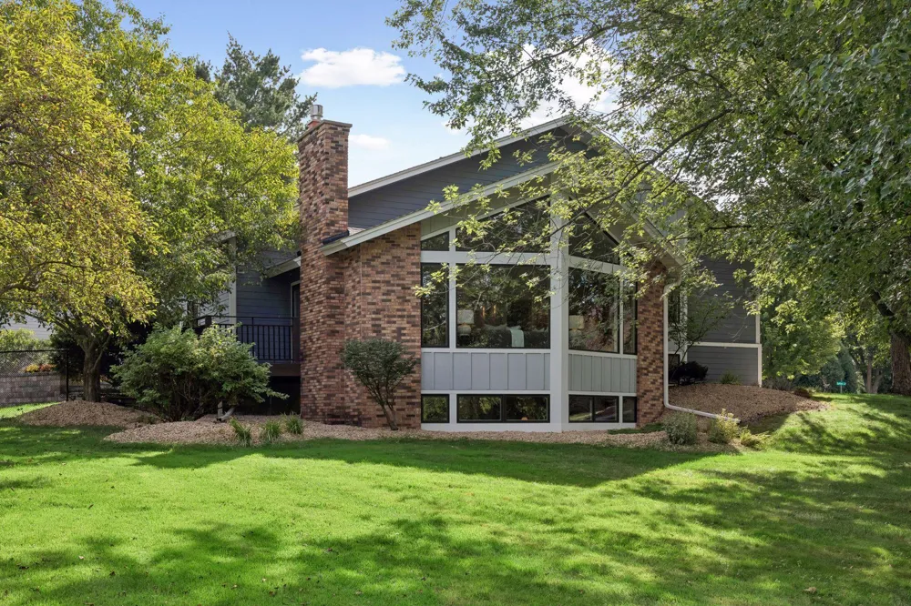 1728 Trail Road Mendota Heights, MN 55118