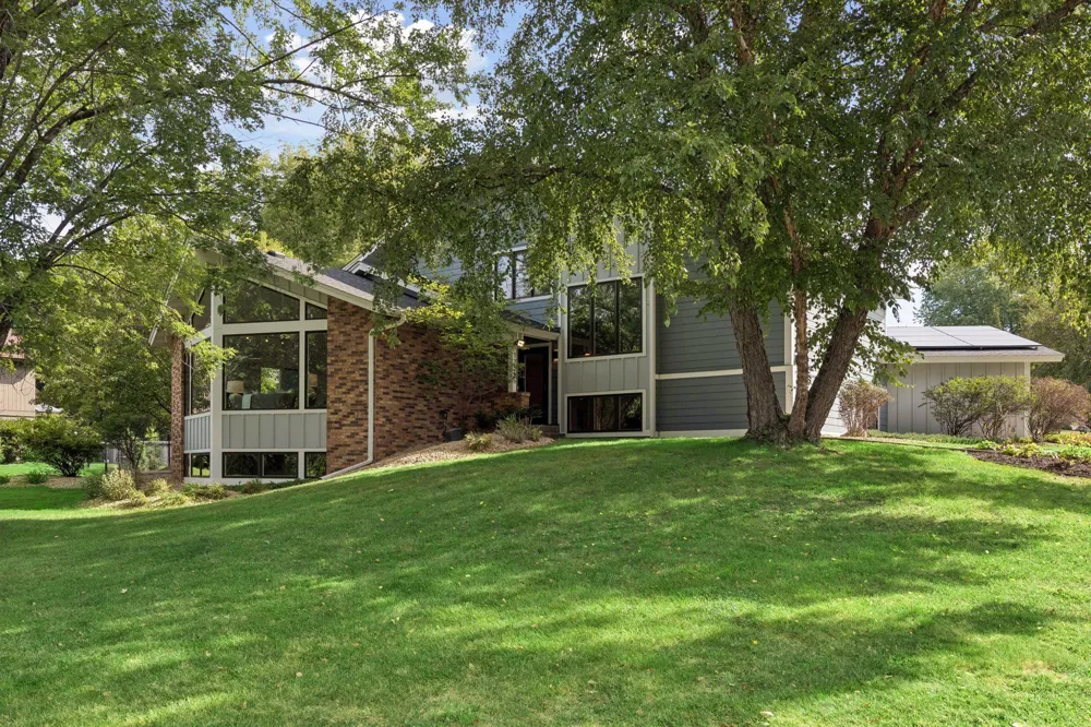 1728 Trail Road Mendota Heights, MN 55118