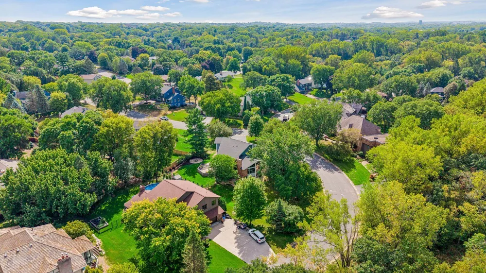 1728 Trail Road Mendota Heights, MN 55118