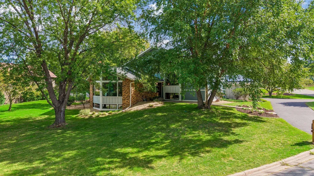 1728 Trail Road Mendota Heights, MN 55118