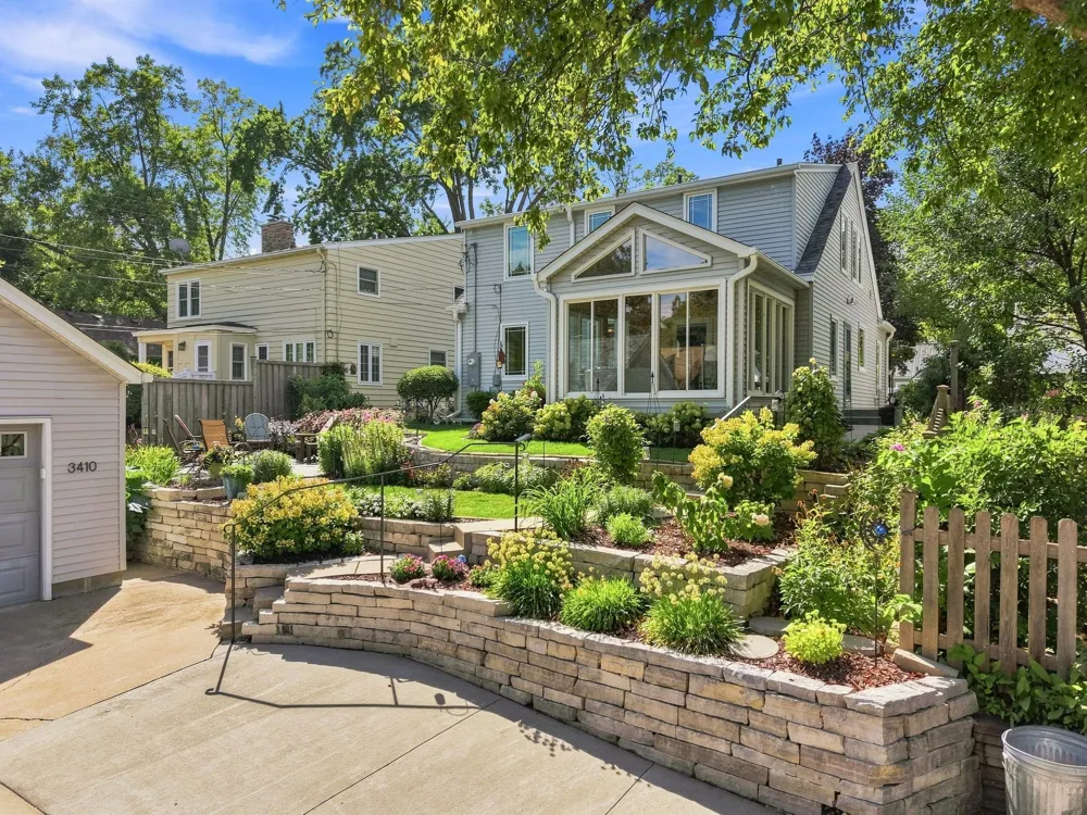 3410 Zenith Avenue Robbinsdale, MN 55422