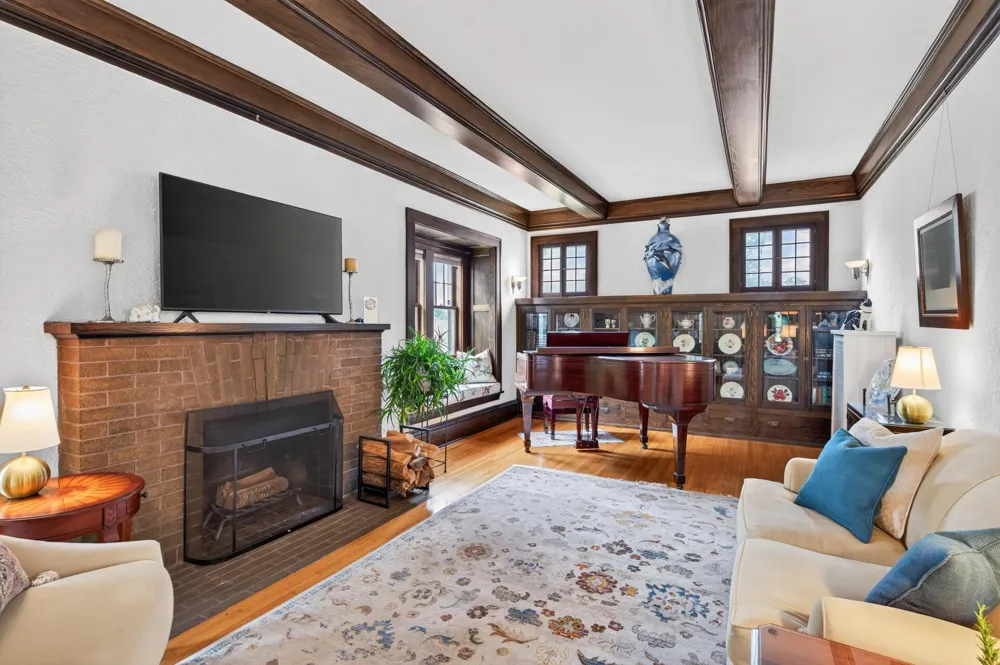 1947 Portland Avenue Saint Paul, MN 55104