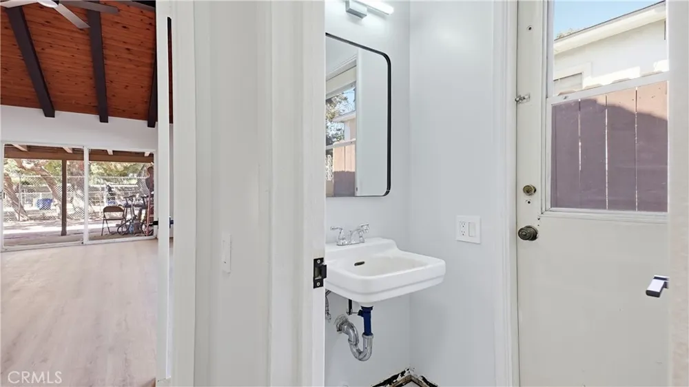 11357 Orcas Lakeview Terrace, CA 91342