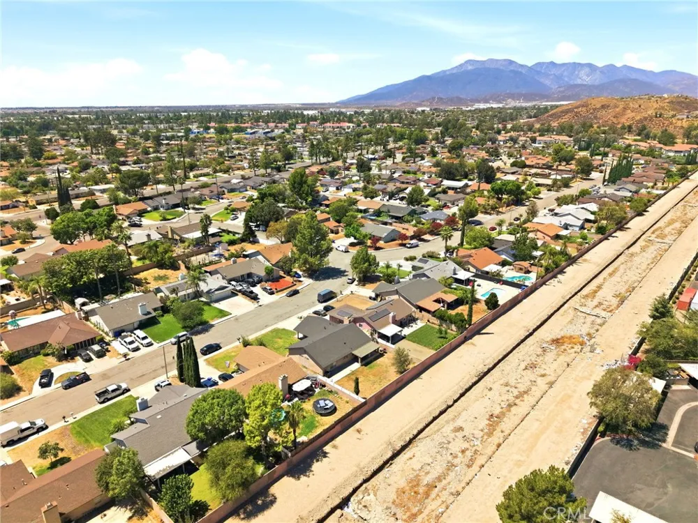 1522 Creekside Drive San Bernardino, CA 92407