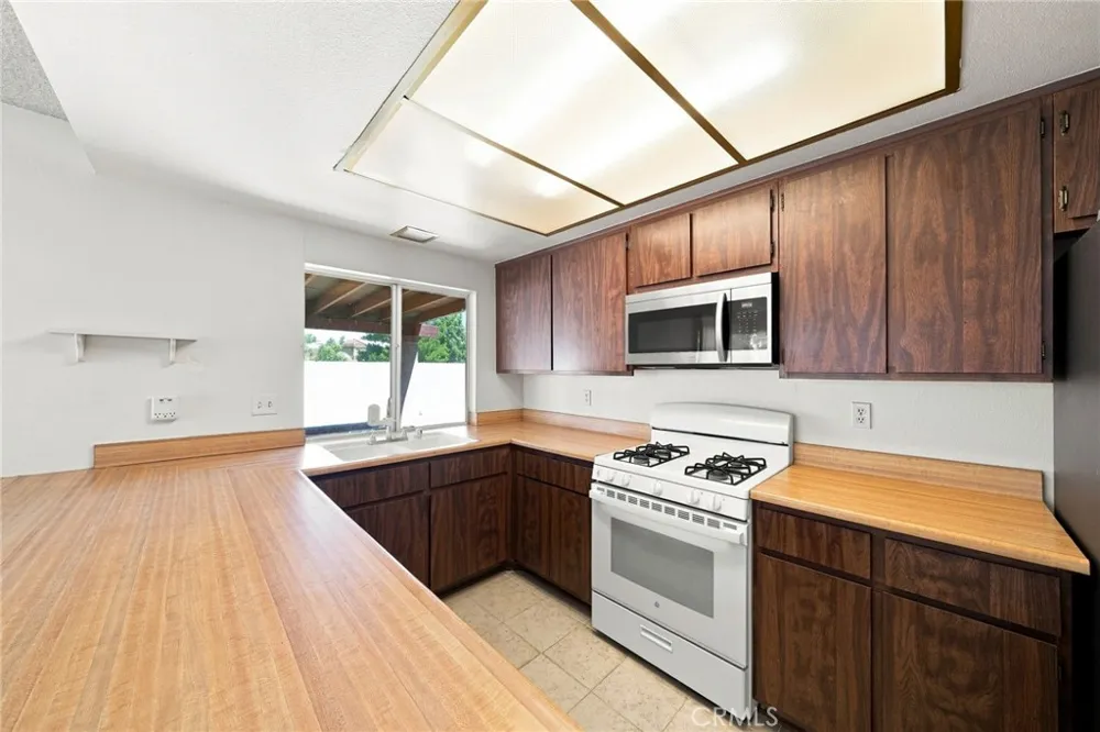1522 Creekside Drive San Bernardino, CA 92407