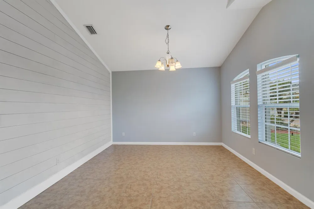 655 VALENCIA CIRCLE SW Vero Beach, FL 32968