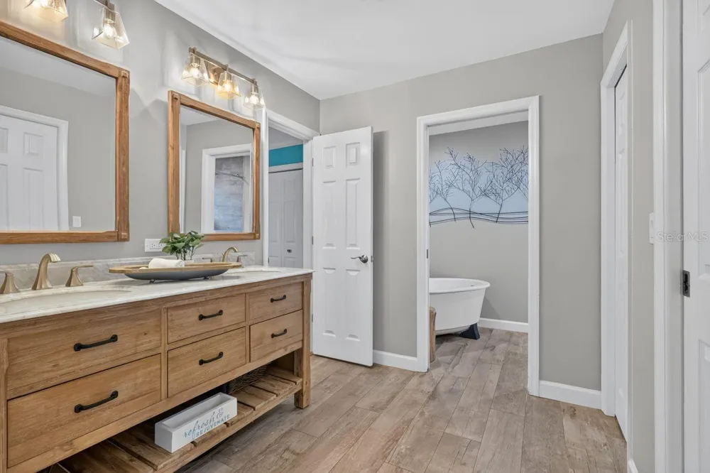 4395 OAK VIEW DRIVE Sarasota, FL 34232