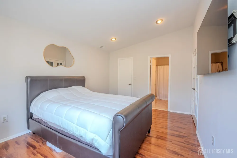7493 Elm Court South Brunswick, NJ 08852