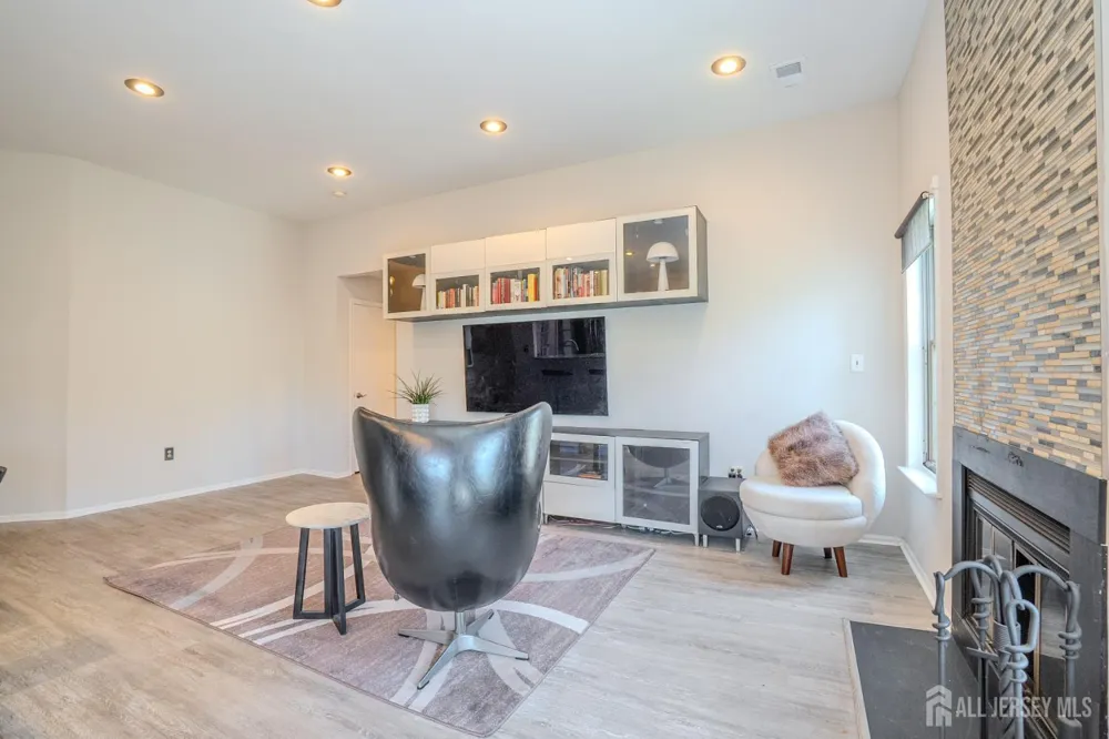 7493 Elm Court South Brunswick, NJ 08852