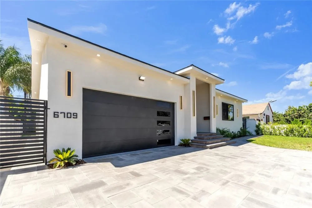 6709 Goodland Avenue North Hollywood, CA 91606