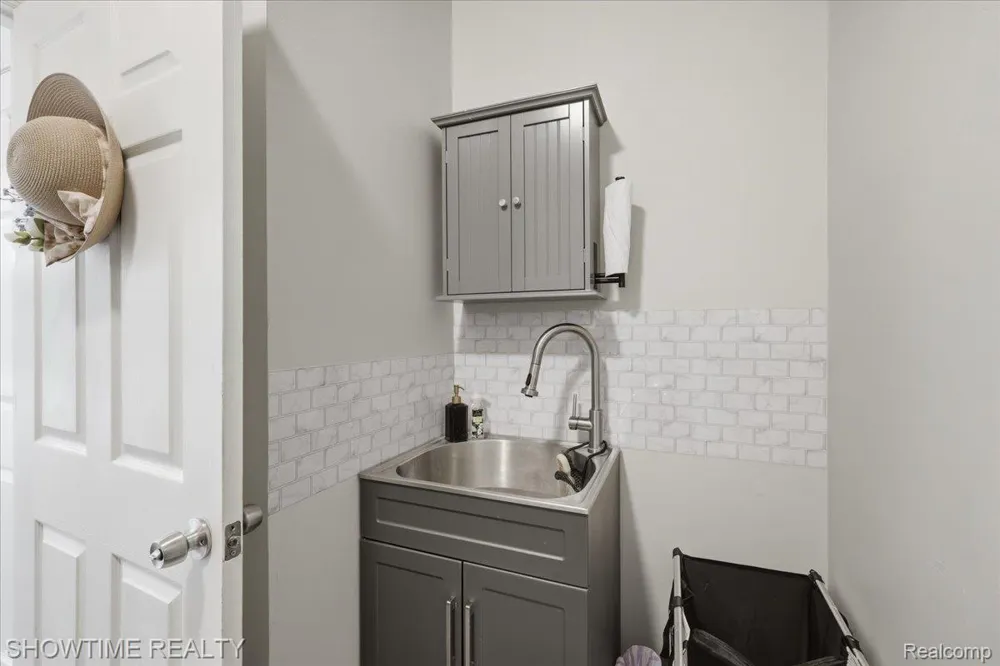 7386 Tottenham Shelby Charter Township, MI 48317