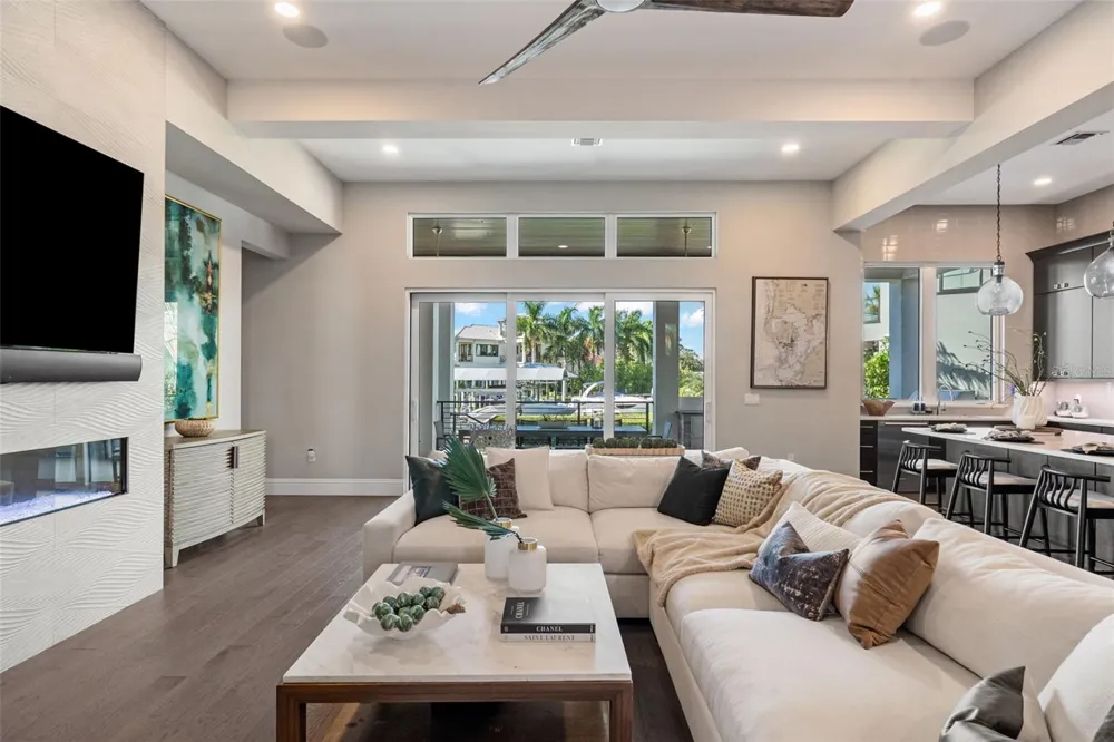5215 W NEPTUNE WAY Tampa, FL 33609