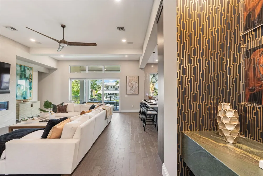 5215 W NEPTUNE WAY Tampa, FL 33609