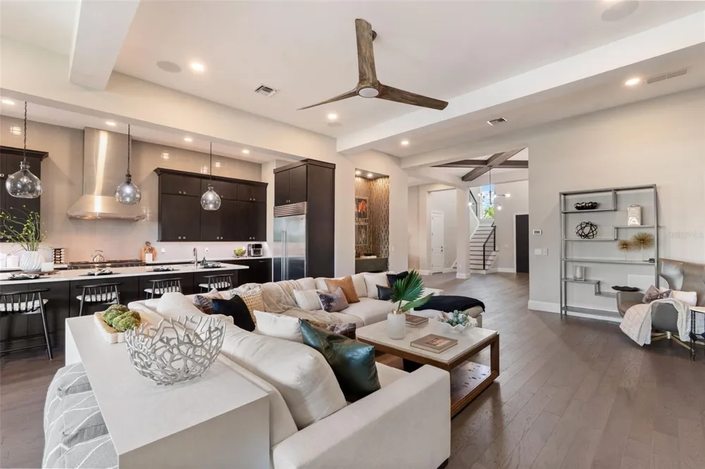 5215 W NEPTUNE WAY Tampa, FL 33609