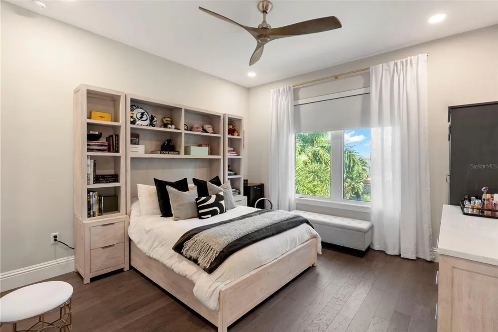 5215 W NEPTUNE WAY Tampa, FL 33609