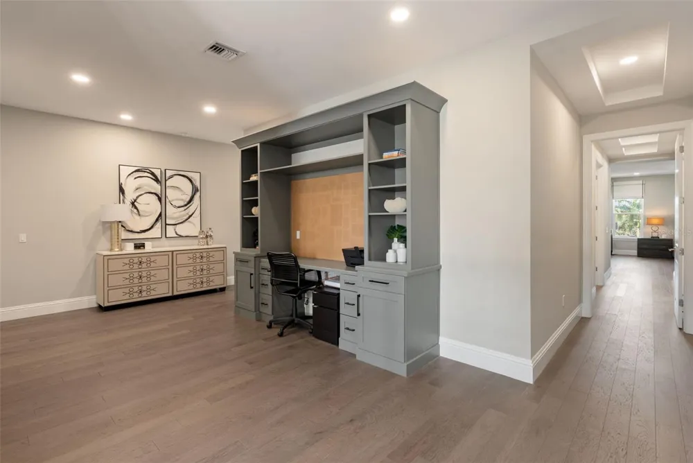 5215 W NEPTUNE WAY Tampa, FL 33609