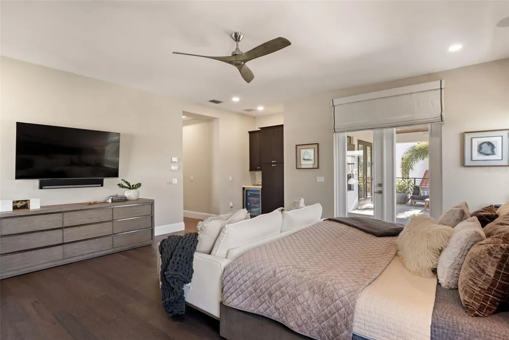 5215 W NEPTUNE WAY Tampa, FL 33609