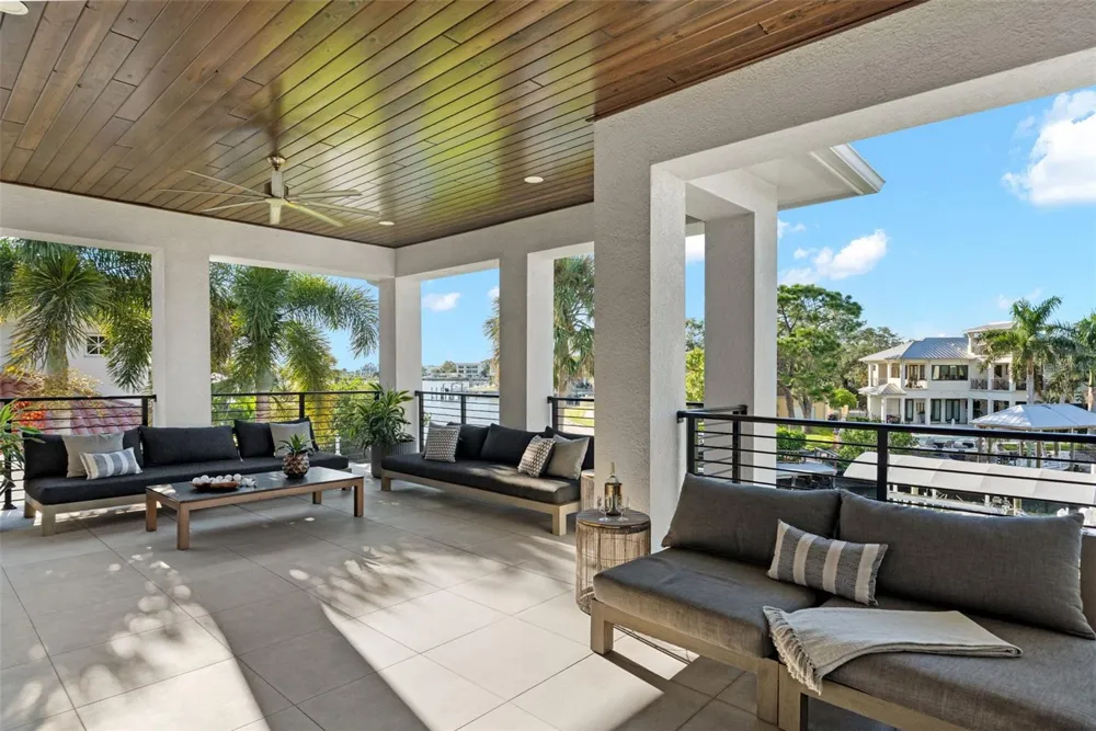 5215 W NEPTUNE WAY Tampa, FL 33609
