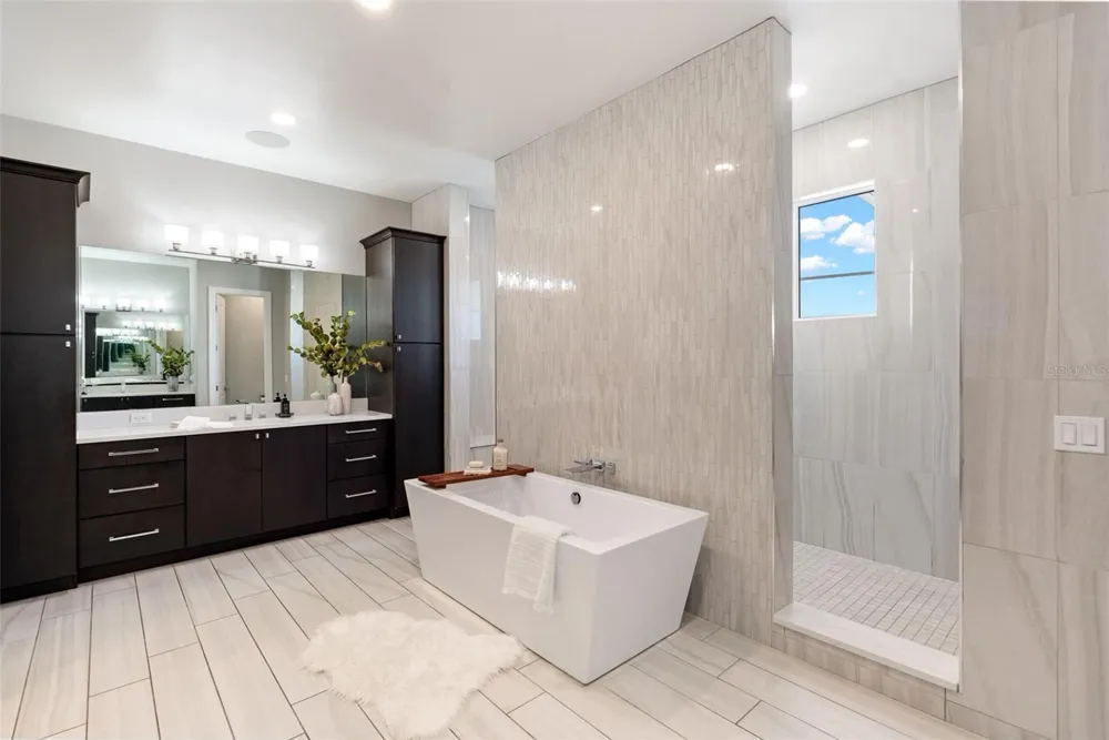 5215 W NEPTUNE WAY Tampa, FL 33609