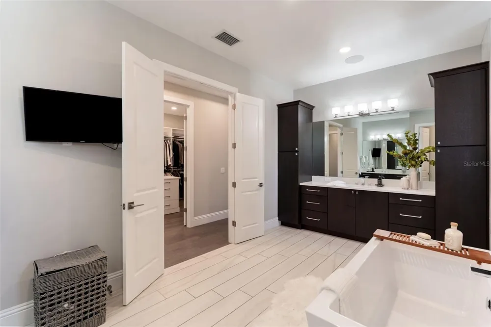 5215 W NEPTUNE WAY Tampa, FL 33609