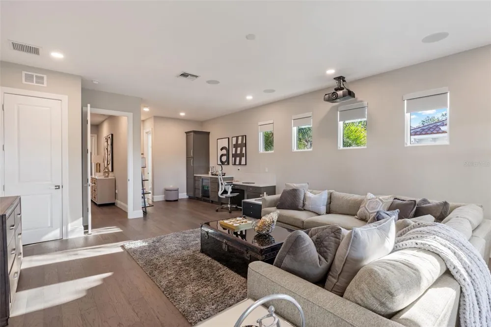 5215 W NEPTUNE WAY Tampa, FL 33609