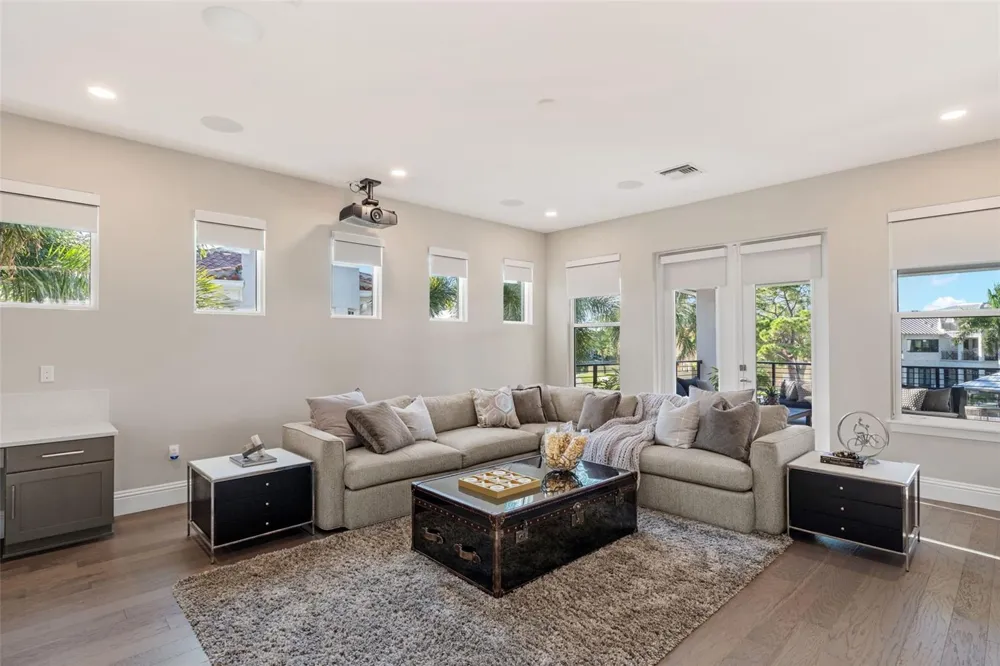 5215 W NEPTUNE WAY Tampa, FL 33609