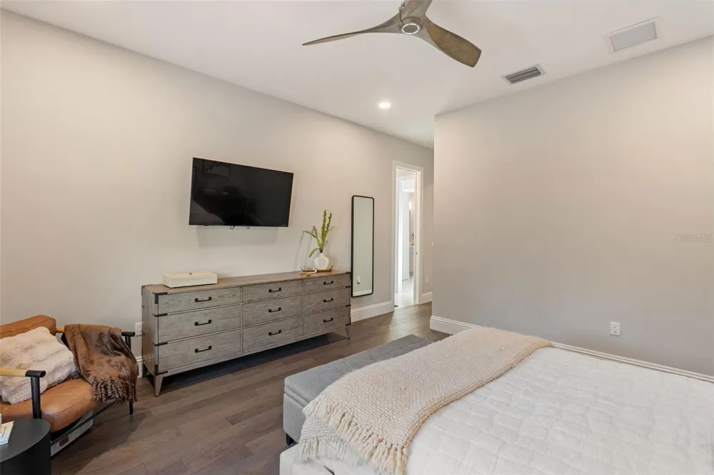 5215 W NEPTUNE WAY Tampa, FL 33609
