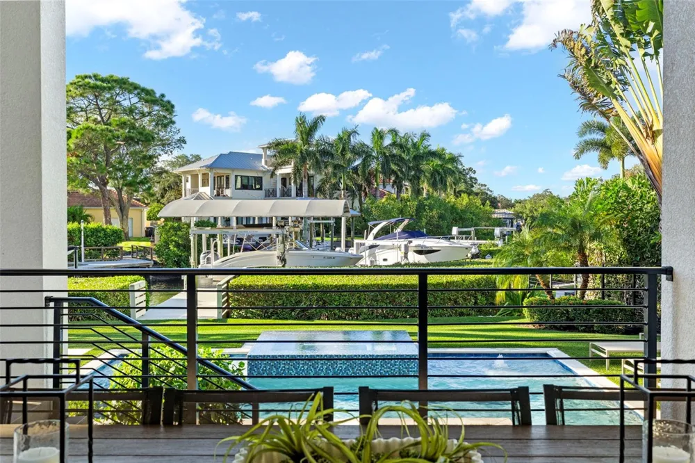5215 W NEPTUNE WAY Tampa, FL 33609
