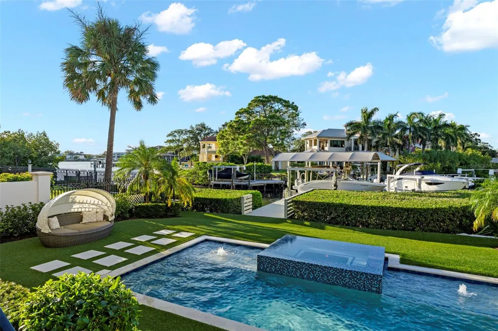 5215 W NEPTUNE WAY Tampa, FL 33609