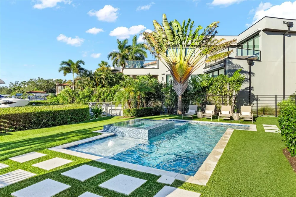 5215 W NEPTUNE WAY Tampa, FL 33609