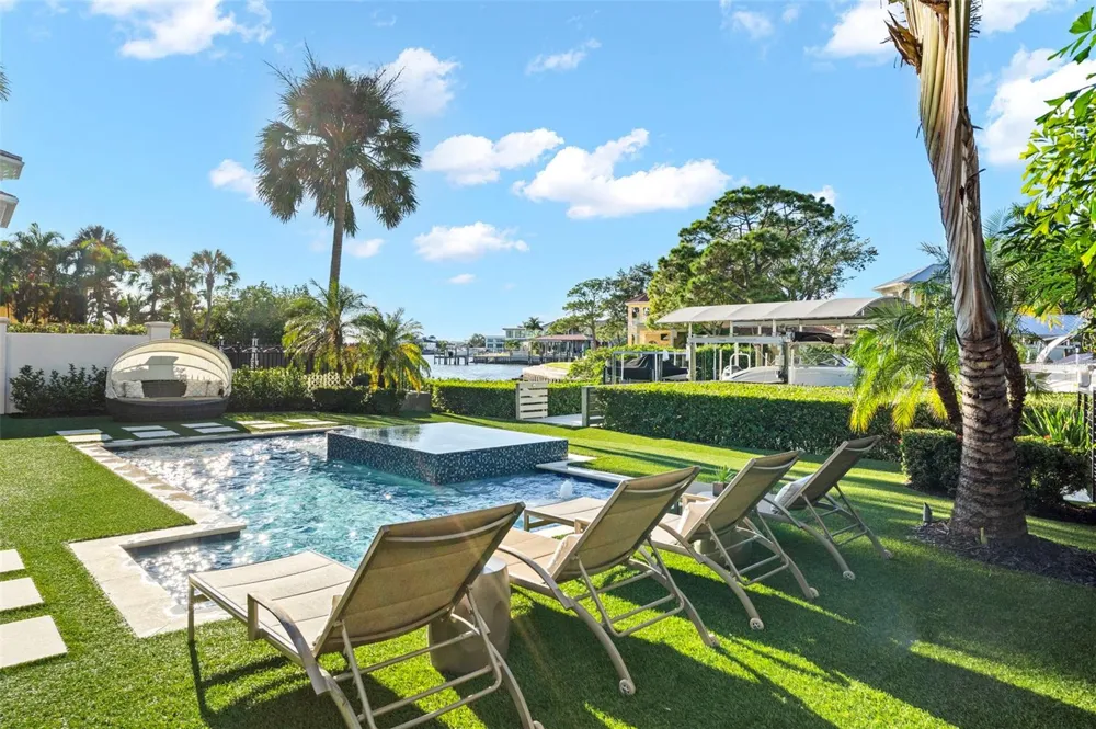5215 W NEPTUNE WAY Tampa, FL 33609