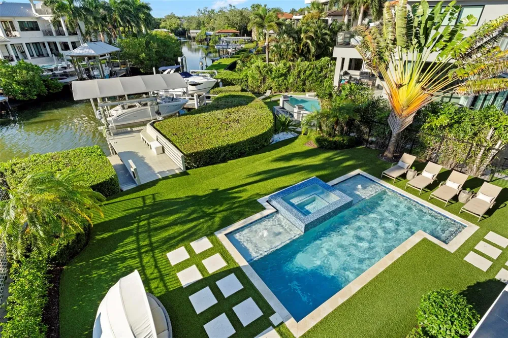 5215 W NEPTUNE WAY Tampa, FL 33609