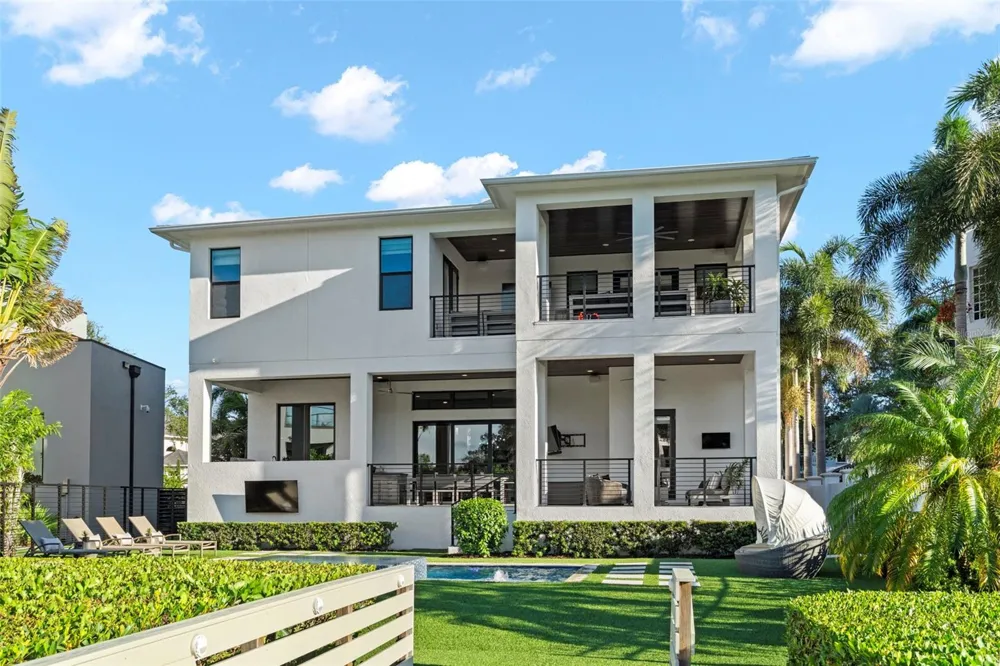 5215 W NEPTUNE WAY Tampa, FL 33609