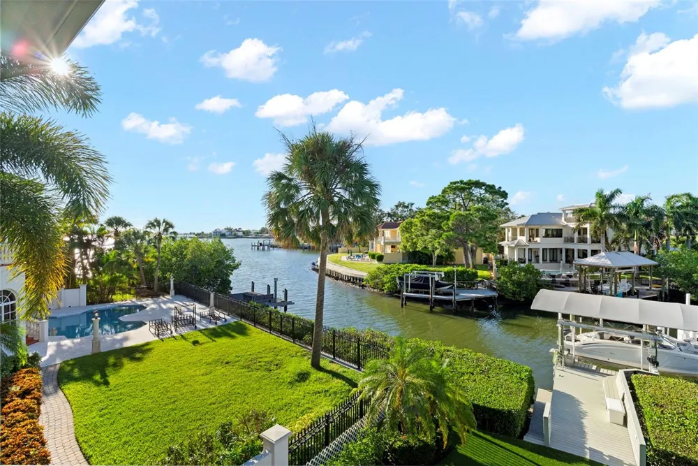 5215 W NEPTUNE WAY Tampa, FL 33609