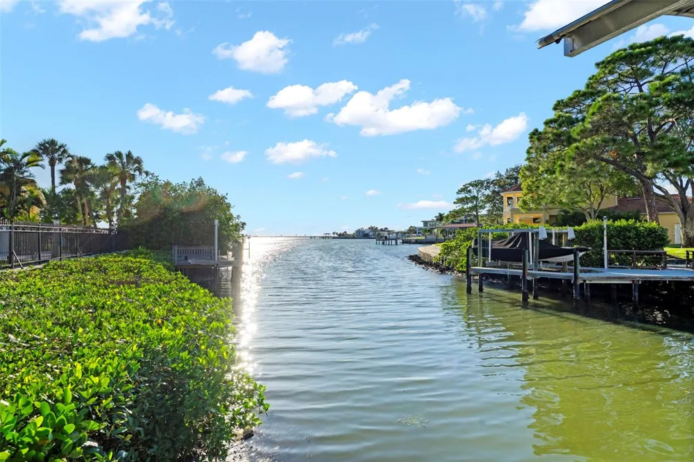 5215 W NEPTUNE WAY Tampa, FL 33609
