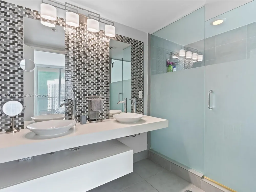 92 SW 3rd St #3501 Miami, FL 33130