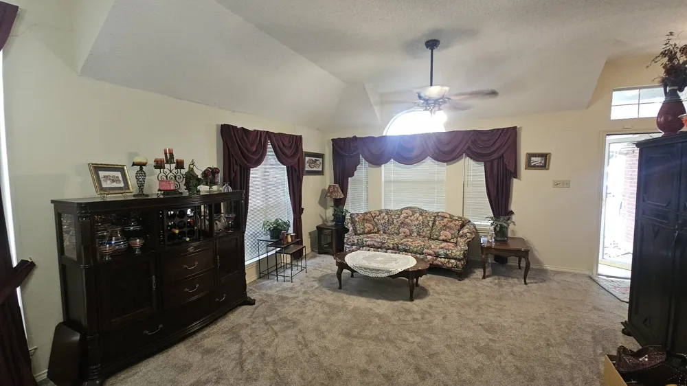 827 Quail Brook Drive Arlington, TX 76001