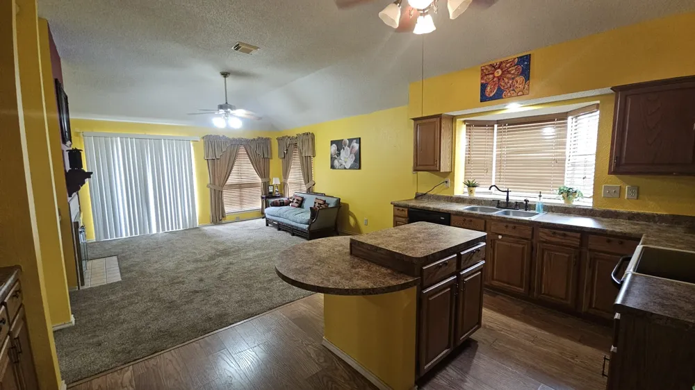 827 Quail Brook Drive Arlington, TX 76001