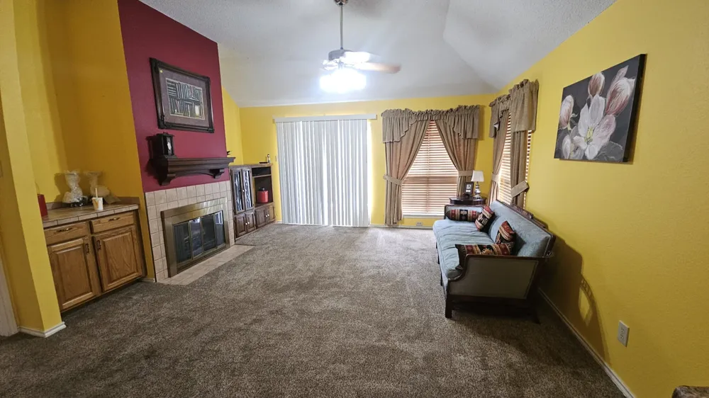 827 Quail Brook Drive Arlington, TX 76001