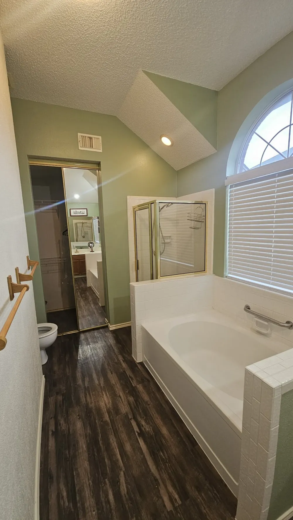 827 Quail Brook Drive Arlington, TX 76001
