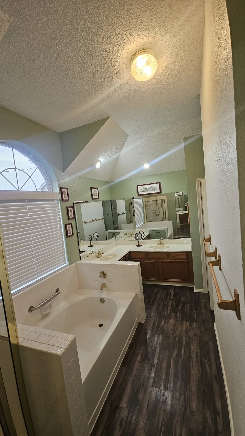 827 Quail Brook Drive Arlington, TX 76001
