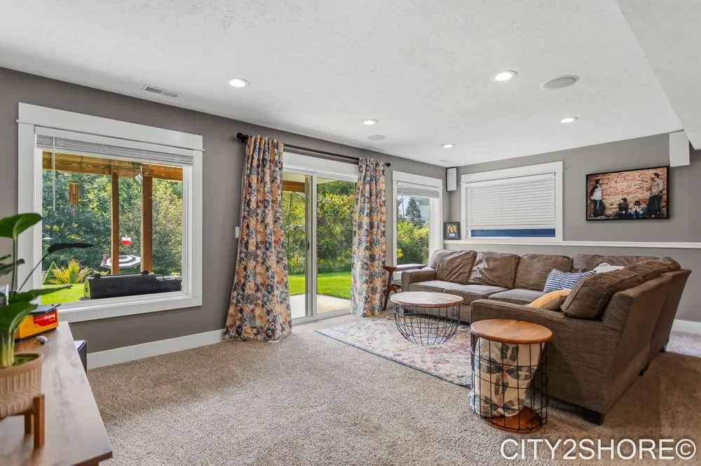 8560 Twin Lakes Drive Jenison, MI 49428