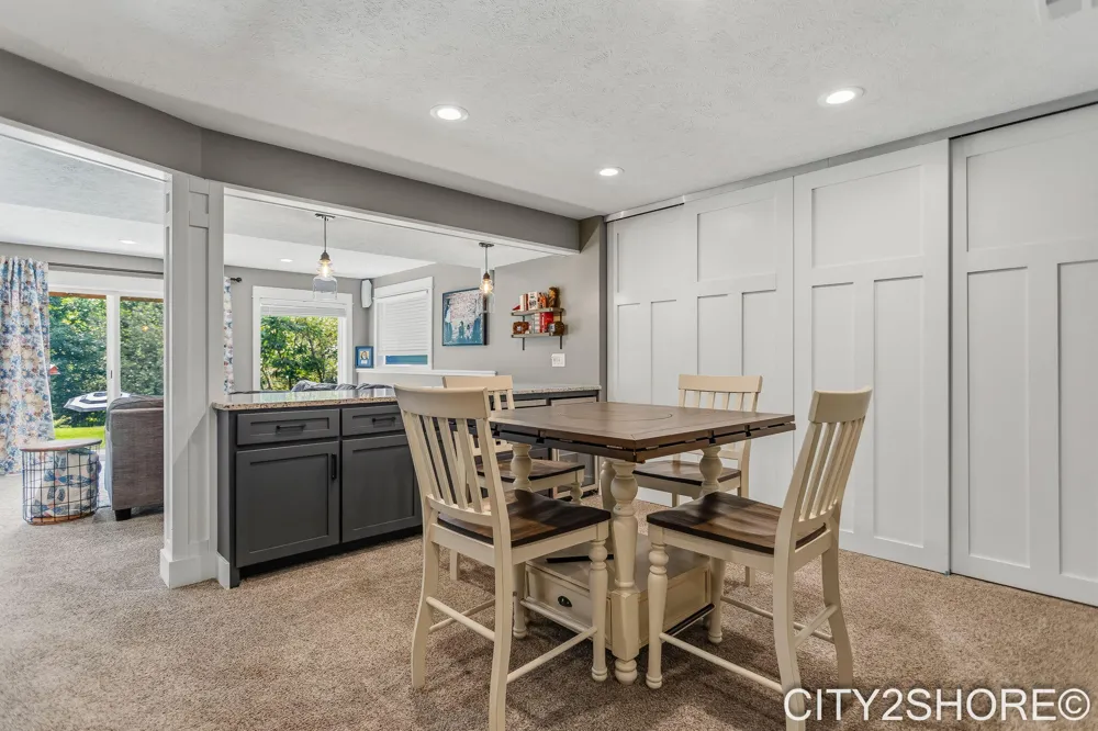 8560 Twin Lakes Drive Jenison, MI 49428