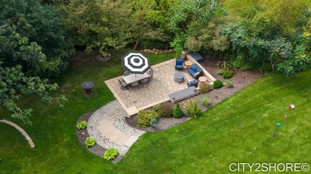 8560 Twin Lakes Drive Jenison, MI 49428