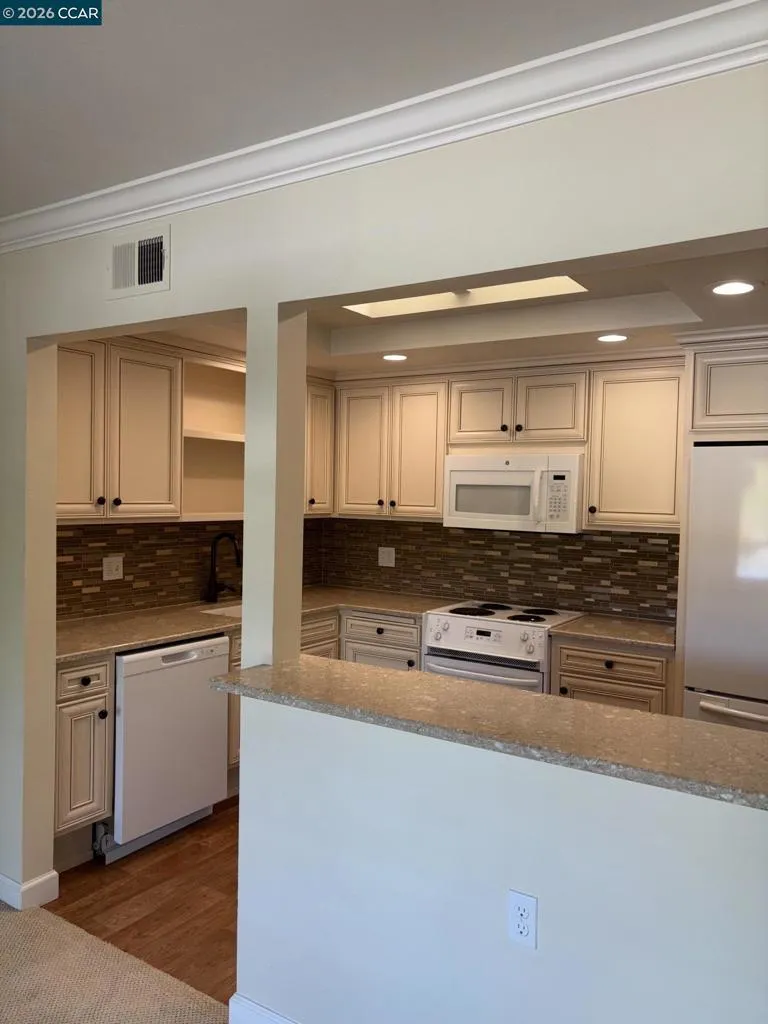 1163 RUNNING SPRINGS #3 Walnut Creek, CA 94595